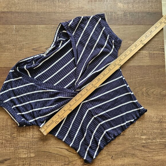 ALC Sabina Striped Stretchy Plunge Neckline Crop Top w Cap Sleeves, S, Blue &Wht - Picture 3 of 9